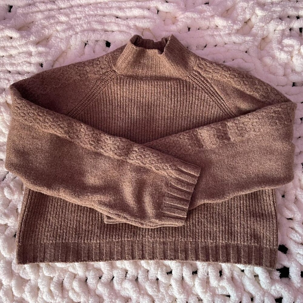 thick and soft cropped sweater ⚡️⚡️ interesting stitch pattern on arms